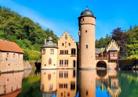 Lais Puzzle - Mittelalterliches Schloss Mespelbrunn in Bayern, Deutschland mit Spättagsreflexionen im Burggraben - 500 & 1.000 Teile