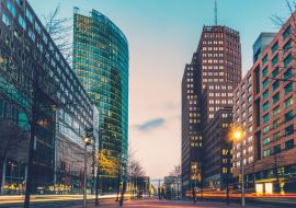 Lais Puzzle - Straße am Potsdamer Platz in der Nacht mit Linsenfackeln von fahrenden Autos, Berlin - 500 & 1.000 Teile