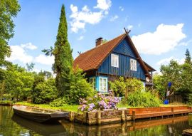 Lais Puzzle - Schönes altes Fachwerkhaus an einem Wasserkanal im Spreewald, Brandenburg, Deutschland - 500 & 1.000 Teile