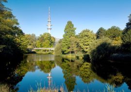 Lais Puzzle - Heinrich-Hertz-Turm - berühmter 279 m hoher Fernsehturm in Hamburg. Blick vom Botanischen Garten (Park Planten und Blomen) im Zentrum der Stadt Hamburg, Deutschland - 500 & 1.000 Teile