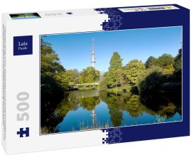 Lais Puzzle - Heinrich-Hertz-Turm - berühmter 279 m hoher Fernsehturm in Hamburg. Blick vom Botanischen Garten (Park Planten und Blomen) im Zentrum der Stadt Hamburg, Deutschland - 500 Teile