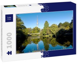 Lais Puzzle - Heinrich-Hertz-Turm - berühmter 279 m hoher Fernsehturm in Hamburg. Blick vom Botanischen Garten (Park Planten und Blomen) im Zentrum der Stadt Hamburg, Deutschland - 1.000 Teile