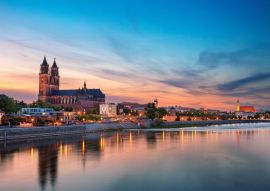 Lais Puzzle - Magdeburg, Deutschland. Panorama-Stadtlandschaftsbild von Magdeburg, Deutschland, mit Spiegelung der Stadt in der Elbe bei Sonnenuntergang - 500 & 1.000 Teile