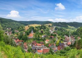 Lais Puzzle - Panoramabild der kleinen idyllischen Bergstadt Wildemann im Harz im Sommer - 500 & 1.000 Teile