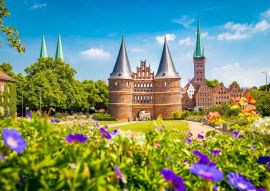 Lais Puzzle - Historische Stadt Lübeck mit dem berühmten Holstentor im Sommer, Schleswig-Holstein, Norddeutschland - 500 & 1.000 Teile