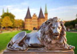 Lais Puzzle - Lübeck, Holstentor mit Löwe im Vordergrund - 500 & 1.000 Teile