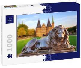 Lais Puzzle - Lübeck, Holstentor mit Löwe im Vordergrund - 1.000 Teile