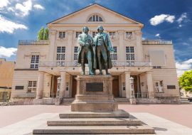 Lais Puzzle - Deutsches Nationaltheater mit Goethe und Schiller in Weimar, Thüringen - 500 & 1.000 Teile