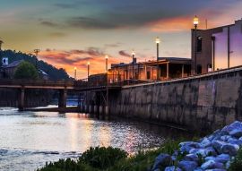 Lais Puzzle - Einheimische genießen einen Abendspaziergang entlang des Autauga Creek in Prattville, Alabama - 500 & 1.000 Teile