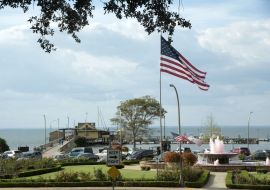Lais Puzzle - Fairhope Pier an der Mobile Bay in Baldwin County Alabama USA. Ein Brunnen, der das Krebsbewusstsein unterstützt, sprudelt rosa Wasser - 500 & 1.000 Teile