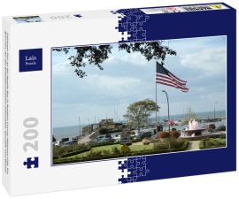 Lais Puzzle - Fairhope Pier an der Mobile Bay in Baldwin County Alabama USA. Ein Brunnen, der das Krebsbewusstsein unterstützt, sprudelt rosa Wasser - 200 Teile