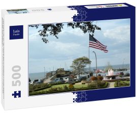 Lais Puzzle - Fairhope Pier an der Mobile Bay in Baldwin County Alabama USA. Ein Brunnen, der das Krebsbewusstsein unterstützt, sprudelt rosa Wasser - 500 Teile