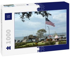 Lais Puzzle - Fairhope Pier an der Mobile Bay in Baldwin County Alabama USA. Ein Brunnen, der das Krebsbewusstsein unterstützt, sprudelt rosa Wasser - 1.000 Teile