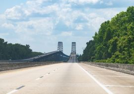 Lais Puzzle - Bay Minette mit der Interstate Highway Road i-65 in Alabama mit der Brücke von General WK Wilson Jr. über Mobile Bay Water im Sommer - 500 & 1.000 Teile