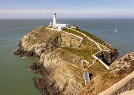 Lais Puzzle - Der South Stack-Leuchtturm wurde auf dem Gipfel einer kleinen Insel vor der Nordwestküste von Holy Island, Anglesey, Wales, errichtet. - 500 & 1.000 Teile