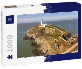Lais Puzzle - Der South Stack-Leuchtturm wurde auf dem Gipfel einer kleinen Insel vor der Nordwestküste von Holy Island, Anglesey, Wales, errichtet. - 1.000 Teile