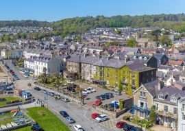 Lais Puzzle - Panorama von Beaumaris, Anglesey Nordwales in der Frühlingssonne - 500 & 1.000 Teile