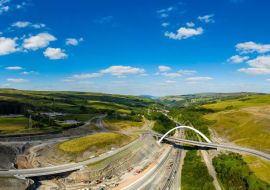 Lais Puzzle - BRYNMAWR, WALES, UK: Luftaufnahme der neuen Jack Williams Gateway Bridge und des Baus der neuen A465 Heads of the Valleys - 500 & 1.000 Teile