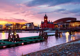 Lais Puzzle - Nächtliche Waterfront in Cardiff, Vereinigtes Königreich. Farbenfroher Sonnenuntergang mit Wales Millennium Center - 500 & 1.000 Teile