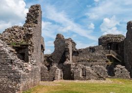 Lais Puzzle - Innerhalb des Hofes und der Mauern einer mittelalterlichen Burgruine (Burg Carreg Cennen) - 500 & 1.000 Teile