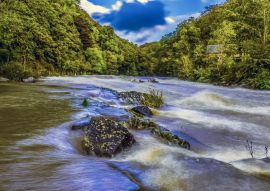 Lais Puzzle - Eine lange Exposition über die Stromschnellen des Flusses Teifi bei Cenarth, Wales, nach starken Regenfällen - 500 & 1.000 Teile