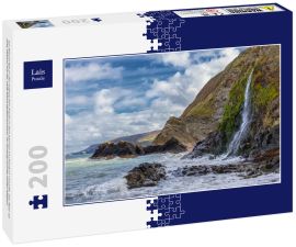 Lais Puzzle - Ein Wasserfall an der walisischen Küste in dem kleinen Fischerdorf Tresaith. Das Meer ist wild, ebenso wie der weiß-blaue Wolkenhimmel. Im Hintergrund die hohen Klippen - 200 Teile
