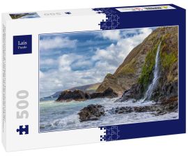 Lais Puzzle - Ein Wasserfall an der walisischen Küste in dem kleinen Fischerdorf Tresaith. Das Meer ist wild, ebenso wie der weiß-blaue Wolkenhimmel. Im Hintergrund die hohen Klippen - 500 Teile