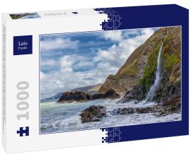 Lais Puzzle - Ein Wasserfall an der walisischen Küste in dem kleinen Fischerdorf Tresaith. Das Meer ist wild, ebenso wie der weiß-blaue Wolkenhimmel. Im Hintergrund die hohen Klippen - 1.000 Teile