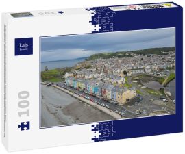Lais Puzzle - Bunte Häuser an der südlichen Strandpromenade, Aberystwyth, Ceredigion, Wales, Großbritannien. Atemberaubende Küstenaussichten dieser Küstenstadt an einem bewölkten Tag - 100 Teile