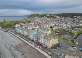 Lais Puzzle - Bunte Häuser an der südlichen Strandpromenade, Aberystwyth, Ceredigion, Wales, Großbritannien. Atemberaubende Küstenaussichten dieser Küstenstadt an einem bewölkten Tag - 500 & 1.000 Teile