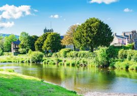 Lais Puzzle - Llanwrst, kleine Marktstadt in Nordwales, in der Nähe des Snowdonia-Nationalparks, Blick auf die Gebäude mit Blick auf den Fluss Conwy - 500 & 1.000 Teile