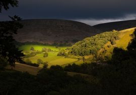 Lais Puzzle - Ein Blick auf das Eglwyseg-Tal auf dem Weg vom Horseshoe Pass bei Llangollen, Nordwales - 500 & 1.000 Teile