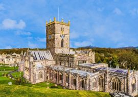 Lais Puzzle - Panoramablick auf die St. David's Cathedral in St Davids, Pembrokeshire, Wales, UK - 500 & 1.000 Teile