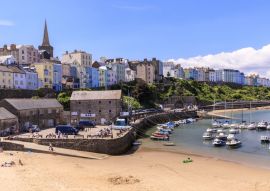 Lais Puzzle - Farbenfrohe historische Stadt und St. Mary's Kirche, vom Harbour Beach aus, Boote an einem sonnigen Tag, Tenby, Pembrokeshire, Wales - 500 & 1.000 Teile