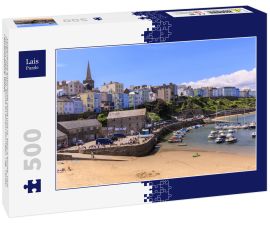 Lais Puzzle - Farbenfrohe historische Stadt und St. Mary's Kirche, vom Harbour Beach aus, Boote an einem sonnigen Tag, Tenby, Pembrokeshire, Wales - 500 Teile