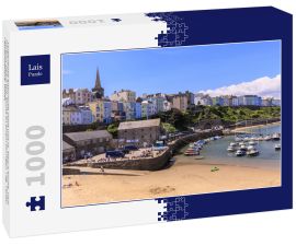 Lais Puzzle - Farbenfrohe historische Stadt und St. Mary's Kirche, vom Harbour Beach aus, Boote an einem sonnigen Tag, Tenby, Pembrokeshire, Wales - 1.000 Teile