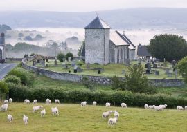Lais Puzzle - Frühmorgendlicher Nebel in den Tälern umgibt die St. David's Church, Llanddewi'r Cwm, Powys, Wales - 500 & 1.000 Teile
