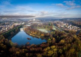 Lais Puzzle - Luftaufnahme von frühmorgendlichem Nebel und Nebel über Cwmbran, Südwales, UK - 500 & 1.000 Teile
