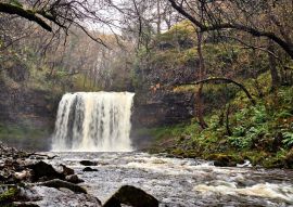 Lais Puzzle - Der Sgwd-yr-Eira-Wasserfall am Fluss Hepste ist einer von vier Wasserfällen auf dem Four Falls Trail in den Brecon Beacons - 500 & 1.000 Teile