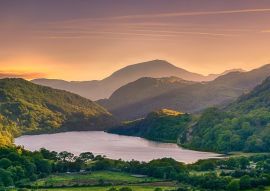 Lais Puzzle - Die Sonne schien durch einen Bergpass über Llyn Gwynant, Snowdonia (Eryri), Wales (Cymru), UK - 500 & 1.000 Teile