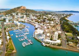 Lais Puzzle - Townsville Hafen Blick auf den Yacht Club Marina, The Strand und Castle Hill, Queensland, Australien - 500 & 1.000 Teile