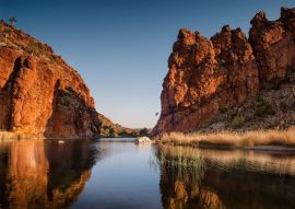 Lais Puzzle - Reflektionen von Felsformationen am Wasserloch der Glen Helen Gorge, Northern Territory, Australien - 500 & 1.000 Teile