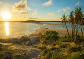 Lais Puzzle - Dramatischer Sonnenaufgang am Strand von East Woody, einem bei Touristen beliebten Ort in Nhulunby, einer Gemeinde auf der Gove Peninsula im Bundesstaat Northern Territory in Australien - 500 & 1.000 Teile