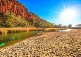 Lais Puzzle - Glen Helen Gorge mit Sonnenstrahlen und Wasserloch im zentralaustralischen Outback. West MacDonnell Ranges National Park Felsformation im Northern Territory entlang des Red Center Way - 500 & 1.000 Teile