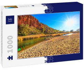 Lais Puzzle - Glen Helen Gorge mit Sonnenstrahlen und Wasserloch im zentralaustralischen Outback. West MacDonnell Ranges National Park Felsformation im Northern Territory entlang des Red Center Way - 1.000 Teile