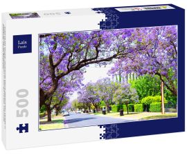 Lais Puzzle - Schöne lila Blume Jacaranda Baum gesäumten Straße in voller Blüte. Aufgenommen in Allinga Street, Glenside, Adelaide, South Australia - 500 Teile