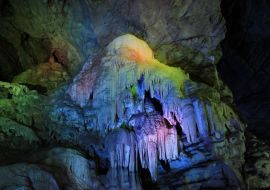 Lais Puzzle - Die Stalaktiten- und Stalagmitenhöhlen befinden sich an der Ostküste Indiens, in den Ananthagiri-Hügeln des Araku-Tals, Visakhapatnam in Andhra Pradesh, Indien. Gesteinsformationen in den Borra-Höhlen - 500 & 1.000 Teile