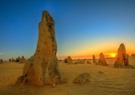 Lais Puzzle - Riesige Kalksteinformation in der Abenddämmerung. Die Pinnacles Wüste im Nambung National Park, bietet bei Sonnenuntergang die Show mit den schönsten Farben. Die Pinnacles sind eine wichtige Touristenattraktion in Westaustralien - 500 & 1...