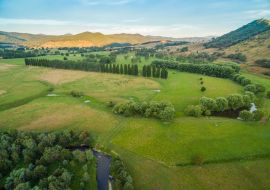 Lais Puzzle - Luftbildlandschaft von Wiesen und Weiden des Mitta Mitta Valley in der Nähe von Eskdale, Victoria, Australien bei Sonnenuntergang - 500 & 1.000 Teile