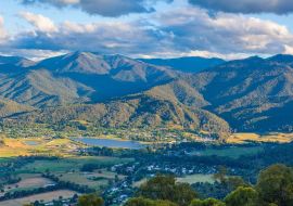 Lais Puzzle - Luftaufnahme von Mount Beauty Stadt und Teichanlage. Kiewa-Tal, Victoria, Australien - 500 & 1.000 Teile